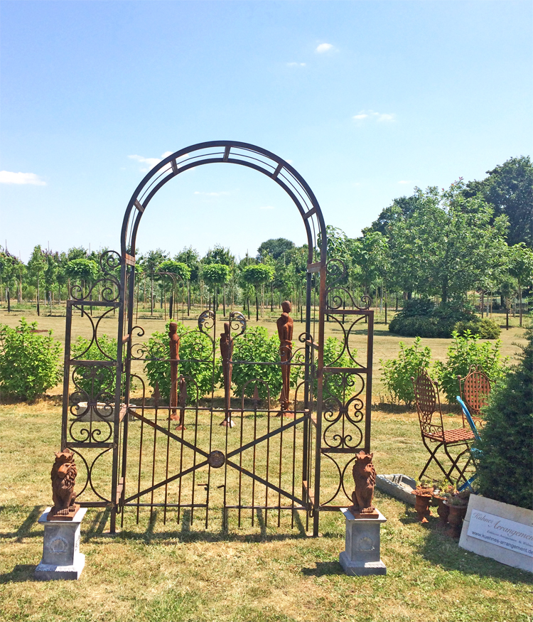 Ein großer GartenRosenbogen mit Tor