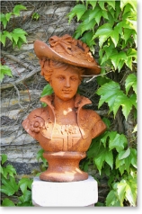 Eisenbüste, Frau mit Hut