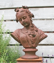 Gartenskulptur, Dame mit Rosen, Eisenguss