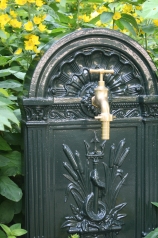 Standbrunnen mit Messinghahn