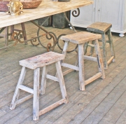 8 alte Holzhocker