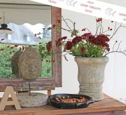 Alte Balkonvase, Kalkstein