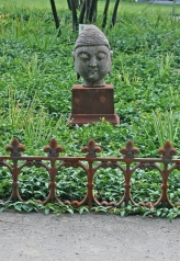 Buddhakopf, Stein auf Eisensockel