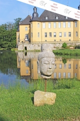 Buddhakopf auf Steinsockel