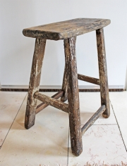 Ein alter Holzhocker