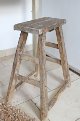 Ein alter Holzhocker