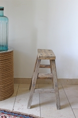 Ein alter, heller Holzhocker