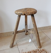 Ein alter, runder Holzhocker
