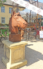 Ein großer Pferdekopf auf Steinsockel
