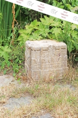 Ein großer Steinsockel