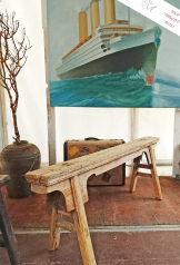 Eine antike Holzbank