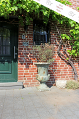 Eine große Gartenvase