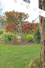 Gartenfigur auf Sockel