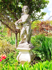 Gartenfigur auf Sockel