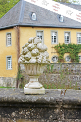 Gartenobjekt, großer Fruchtkorb