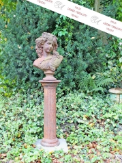 Gartenskulptur, Damenbüste auf Säule