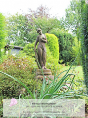 Gartenskulptur auf Steinsockel