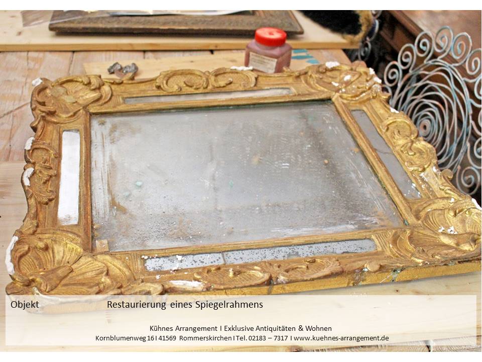 Ein antiker Wand-Spiegel  Ein antiker Kommoden-Spiegel     Stilepoche Louis Quinze  Frankreich um 1740     Nadelholz  Laubholz  geschnitzt graviert und Poliment vergoldet
