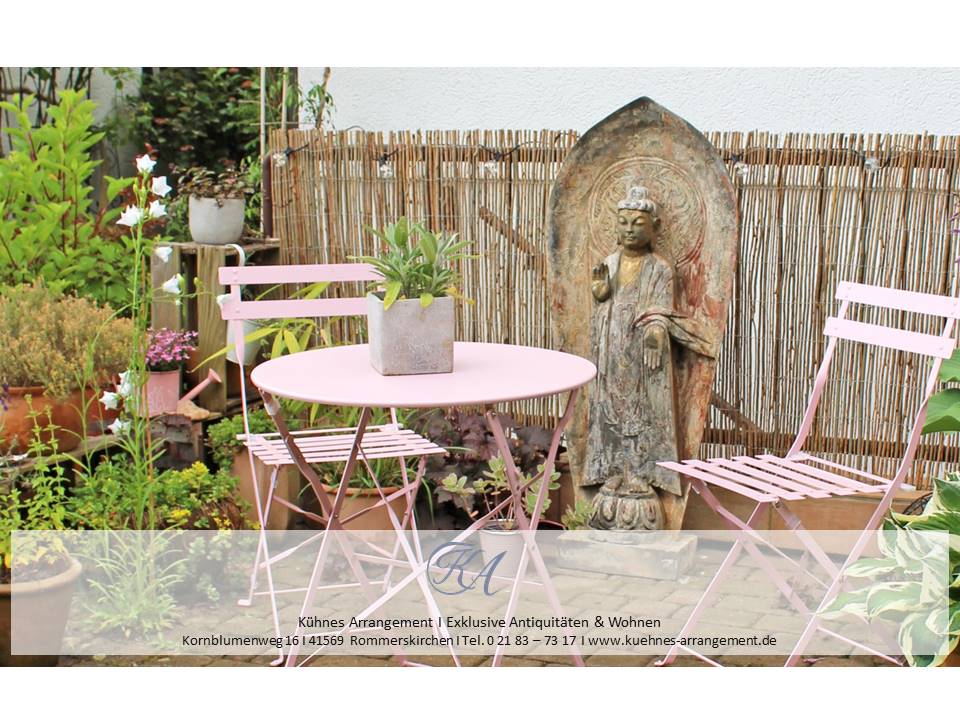 Kühnes Arrangement Gartenskulpturen Gartenmobiliar Brunnenbecken