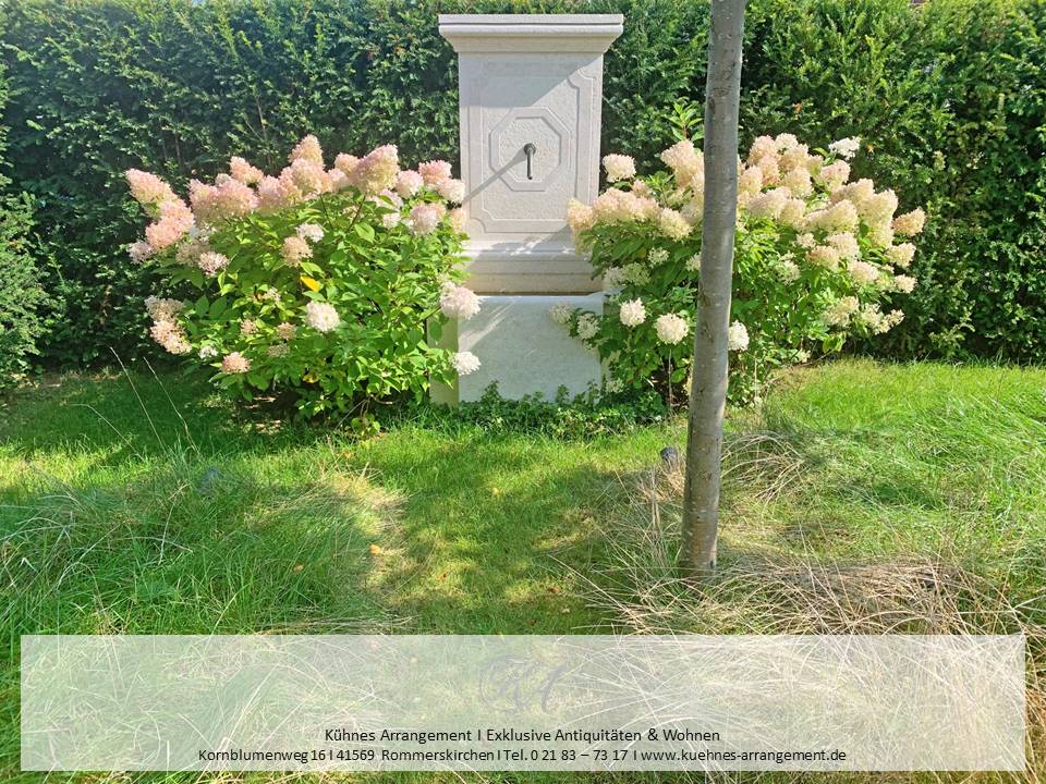 Kühnes Arrangement antike Gartenbrunnen