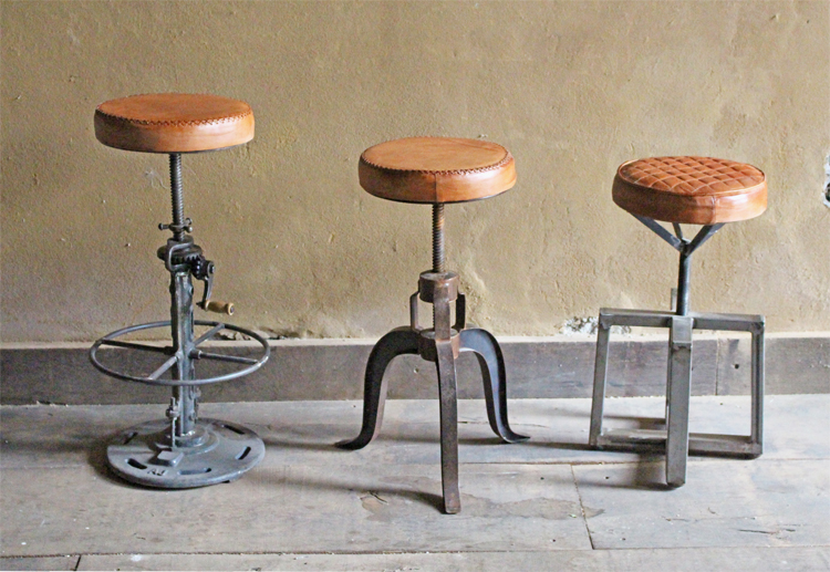 kuehnes arrangement alte hocker im industriedesign 2