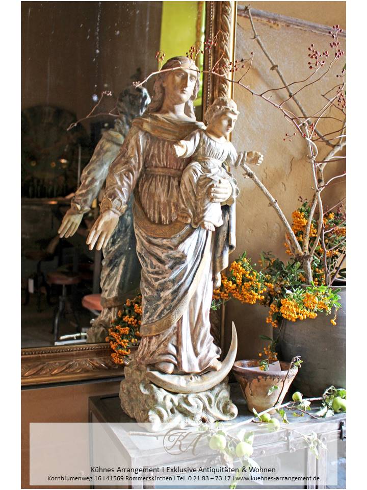 kühnes arrangement antike heiligenfiguren